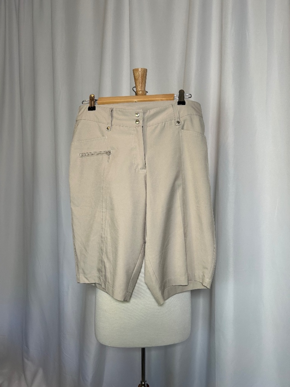 GG BLUE BERMUDA GOLF SHORTS - SIZE 12